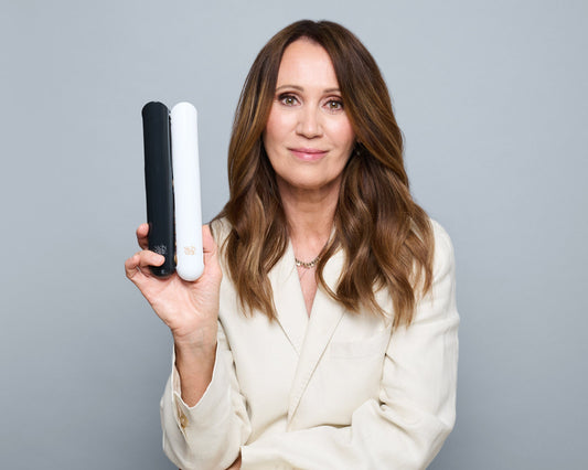 Anna Nowak-Ibisz trzyma dwie bezprzewodowe prostownice SkinVibe Luna MiniWireless: czarną i białą