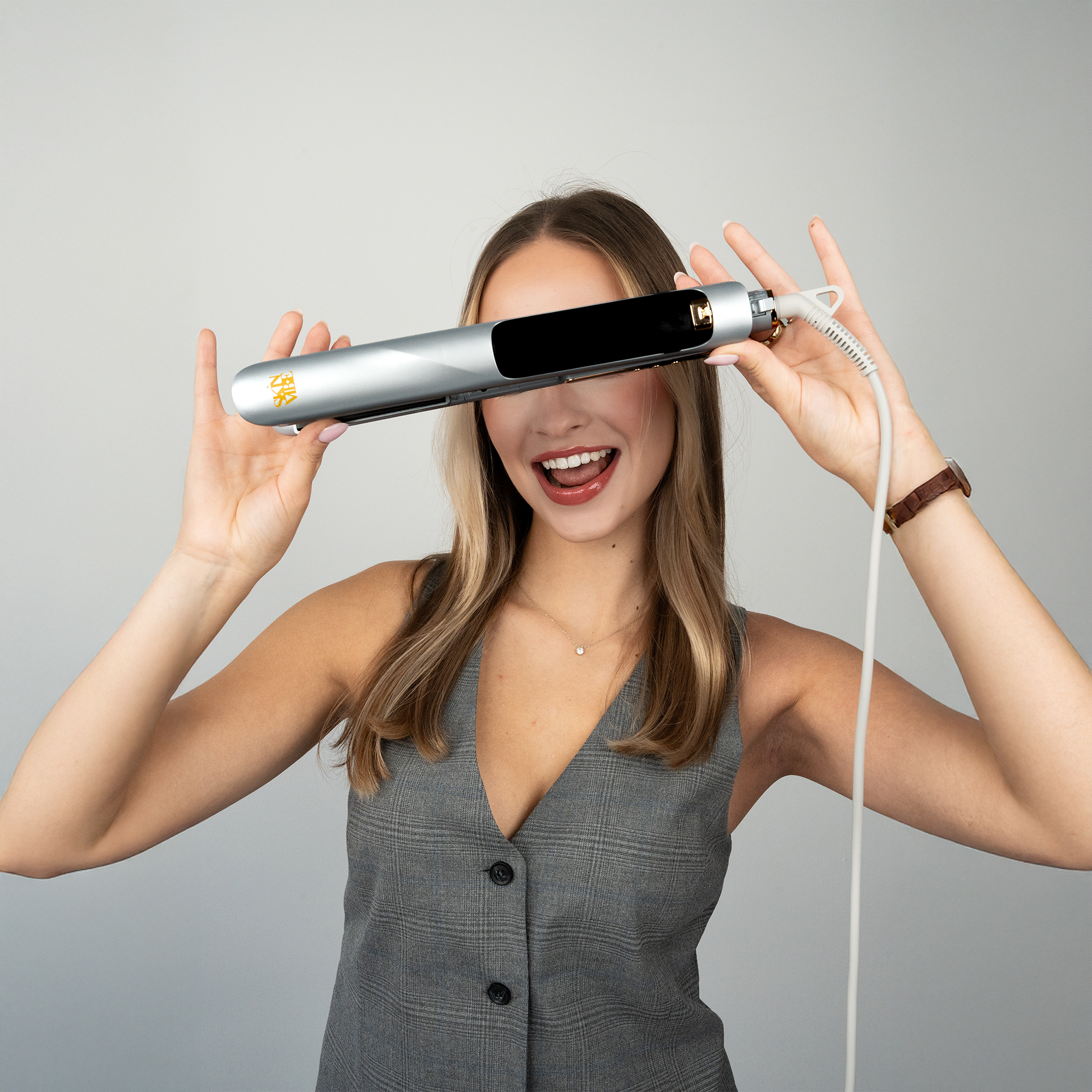 Modelka z prostownicą SkinVibe AstraSteam Plasma - srebrną