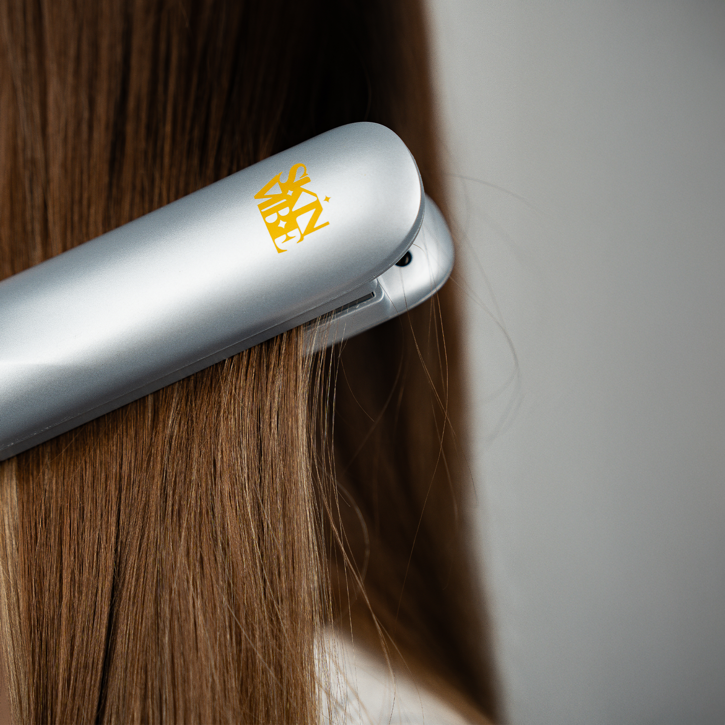 Prostownica SkinVibe AstraSteam Plasma - srebrna na paśmie włosów