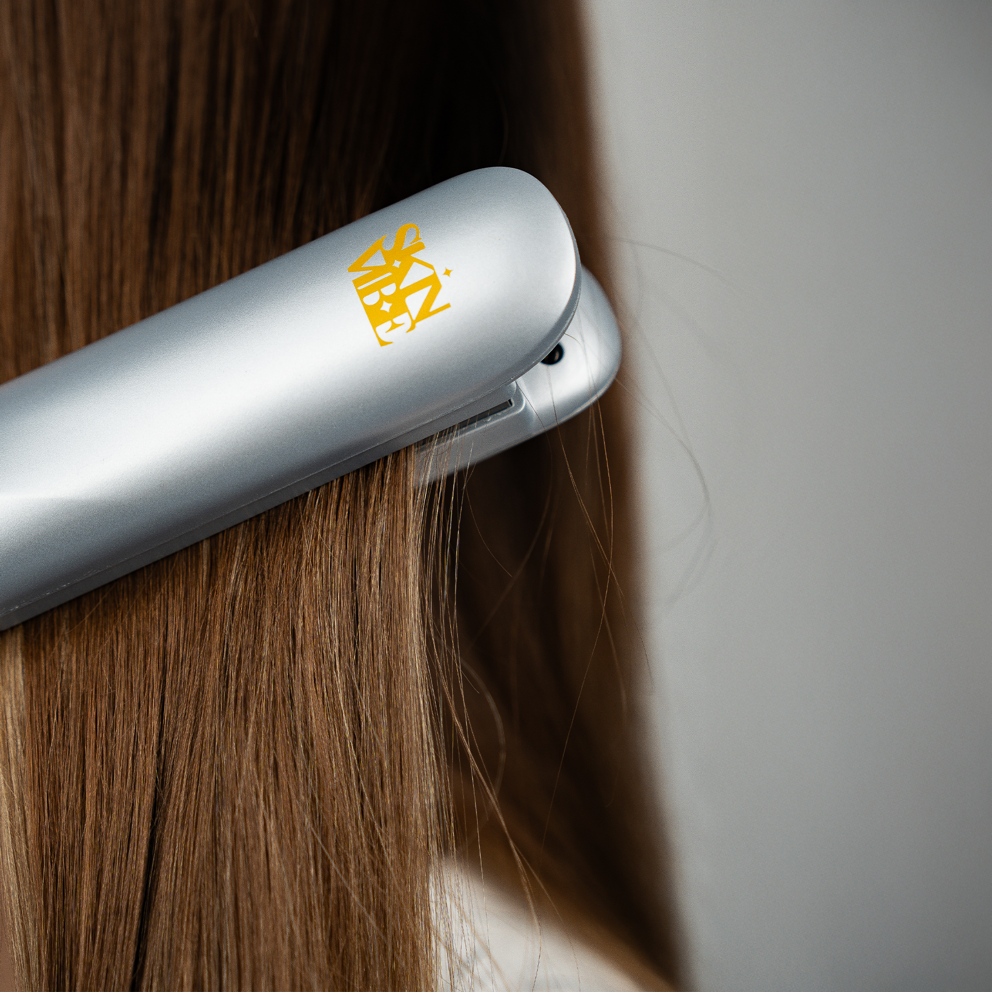 Prostownica SkinVibe AstraSteam Plasma - srebrna na paśmie włosów