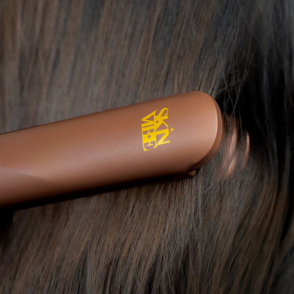 Prostownica SkinVibe AstraSteam Plasma Mocha Mousse w akcji