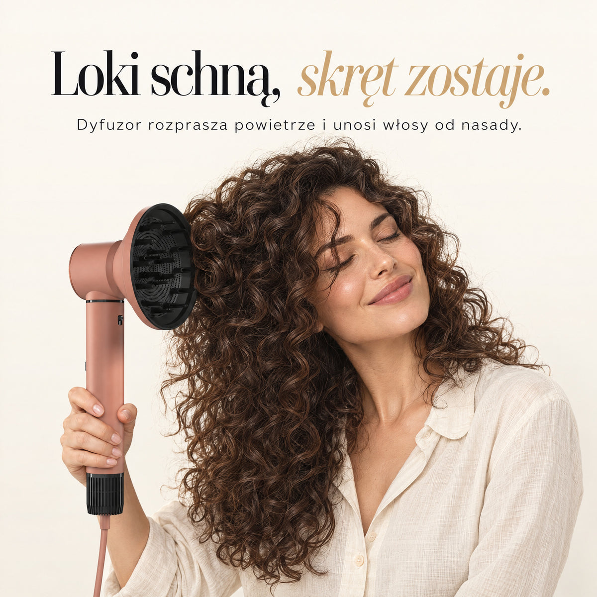 Kobieta z kręconymi włosami suszy loki suszarko-lokówką SkinVibe Nuvia AirPlasma z Dyfuzorem